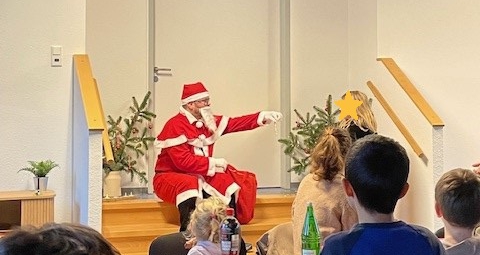 Der Nikolaus überreicht seine Geschenke